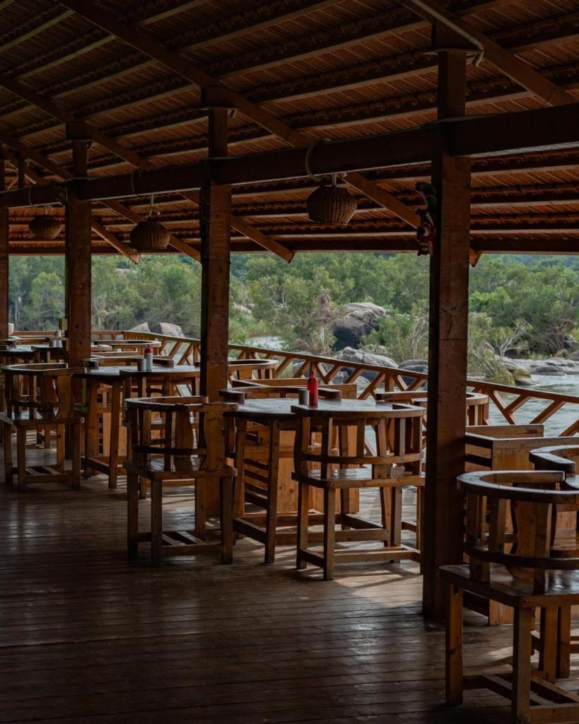 Leo Woods Hampi River View Hotel Bagian luar foto