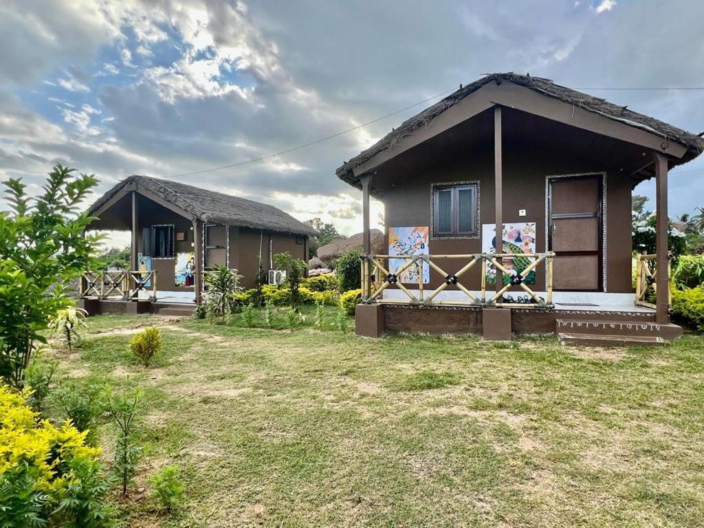 Leo Woods Hampi River View Hotel Bagian luar foto