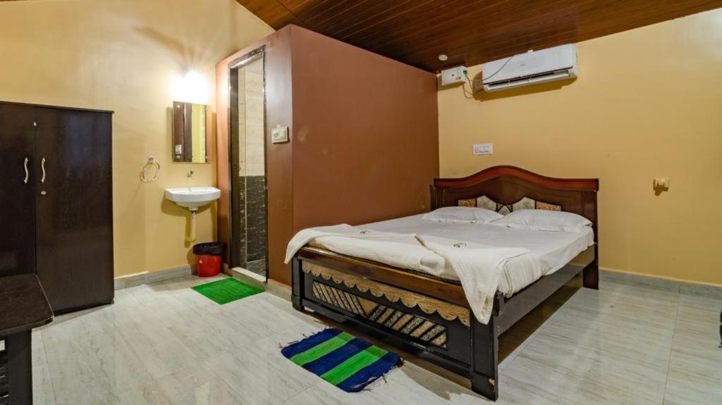 Leo Woods Hampi River View Hotel Bagian luar foto