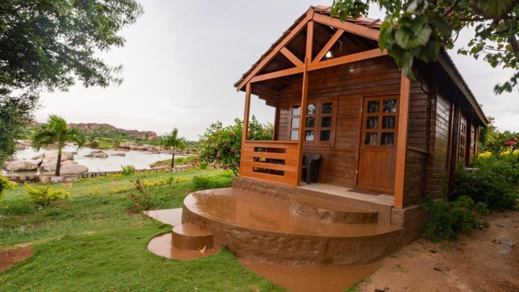 Leo Woods Hampi River View Hotel Bagian luar foto