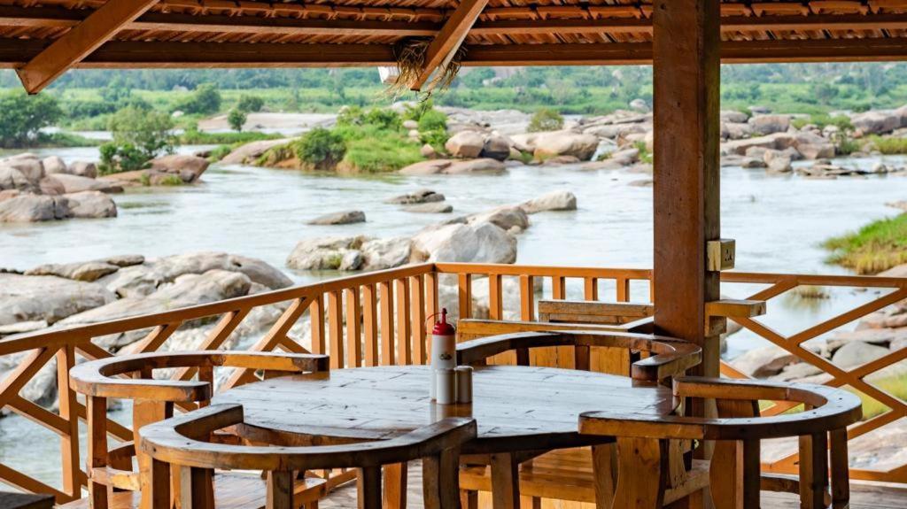 Leo Woods Hampi River View Hotel Bagian luar foto